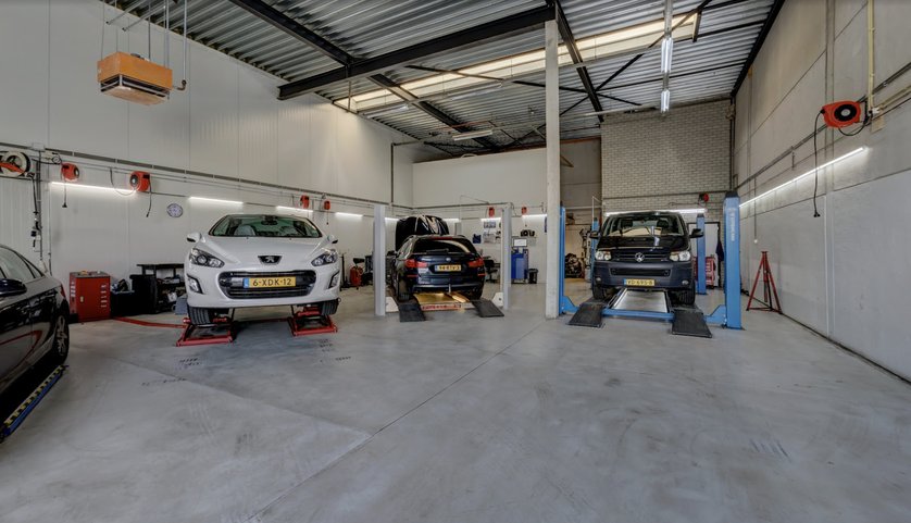 Werkplaats van All-Cars Specialist in Apeldoorn-Zuid met drie hefbruggen